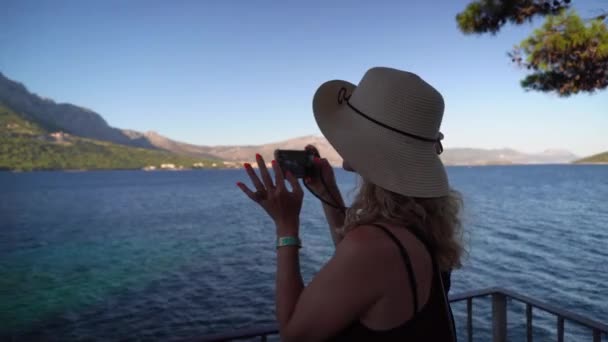 Female Tourist Taking Photos Majestic Mountain Range Оточений Бірюзовою Водою — стокове відео