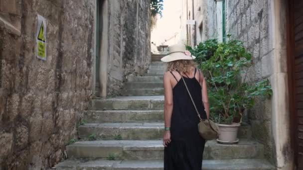 Female Tourists Walking Stairs Old Buildings Town Tilt Rear – stockvideo