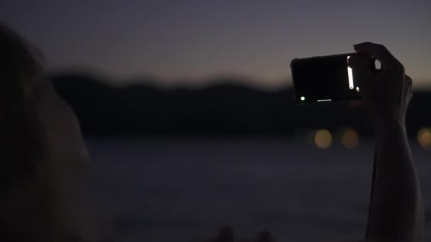 Couple Beach Capturing Scenic Twilight Sunset Croatia Handheld — Vídeos de Stock