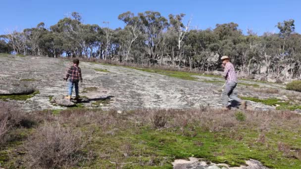 Bushman His Son Walk Accross Granite Mountains Australias Bush — Stockvideo