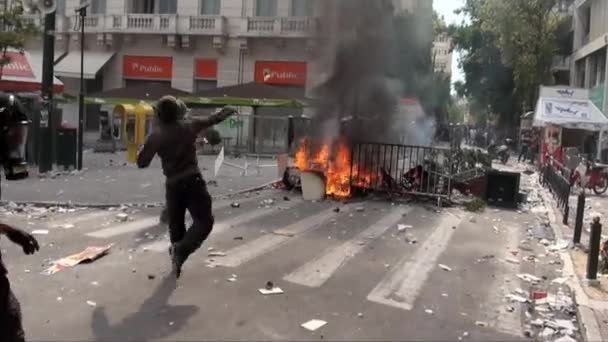 Ένα Οδόφραγμα Των Επίπλων Του Δρόμου Καίγεται Καθώς Μασκοφόροι Διαδηλωτές — Αρχείο Βίντεο