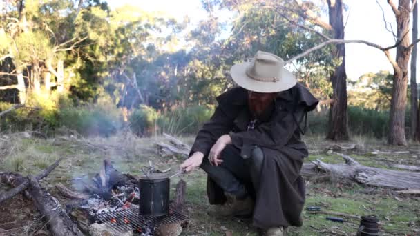 Bushman Oil Skin Stockman Jacket Sits Fire His Billy Boiling — ストック動画