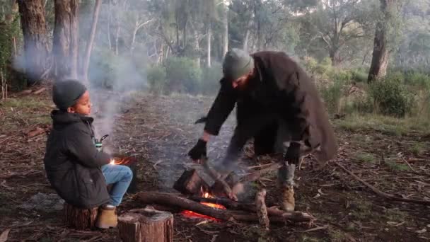 Bushman Son Create Fire Cold Winter Australia — Stockvideo