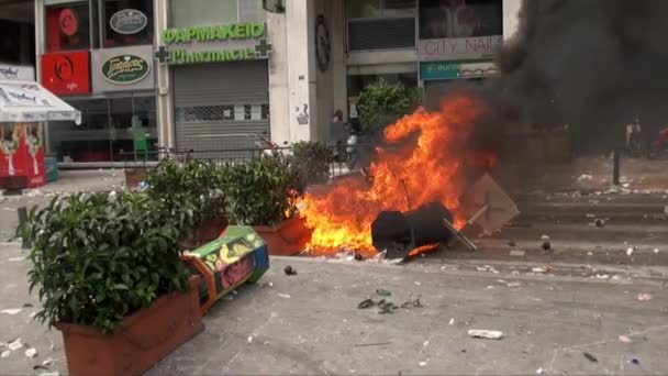 Barricade Street Furniture Burns Masked Protestors Throw Missiles Public Order — ストック動画