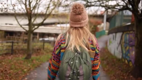 Woman Colourful Clothes Walking Trough Urban Area Bristol — Vídeo de stock