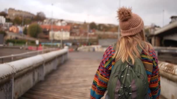 Lady Colourful Clothing Crossing Bridge Bristol — Stok Video