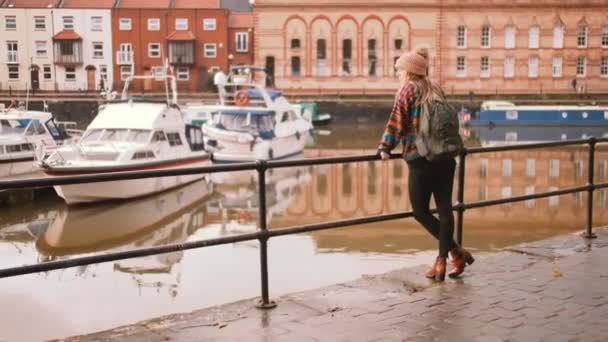 Wide Shot Woman Who Standing Harbour Bristol Looking Boat — Vídeos de Stock