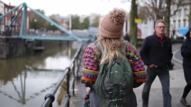 Woman Backpack Walking Riverside Bridge Bristol — ストック動画