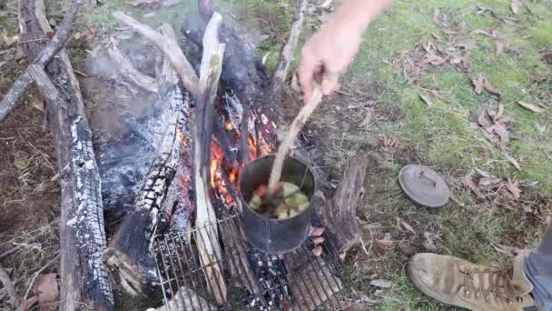 Man Uses Stick Stir Stew Billy Fire Australian Bush — Stockvideo