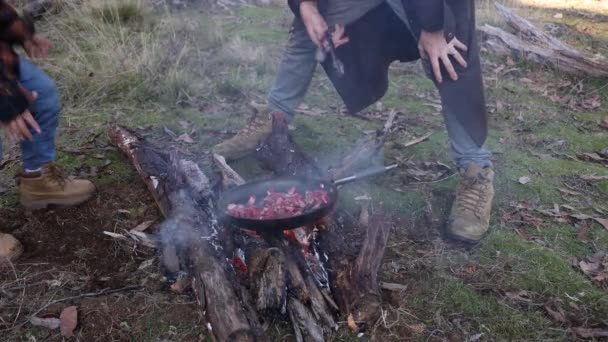 Bushman His Son Fry Kangeroo Meat Fire Australian Bush — Vídeo de Stock