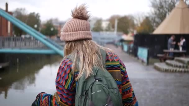 Woman Colourful Sweater Beanie Hat Backpack Walking Waterside Playing Fence — Stockvideo