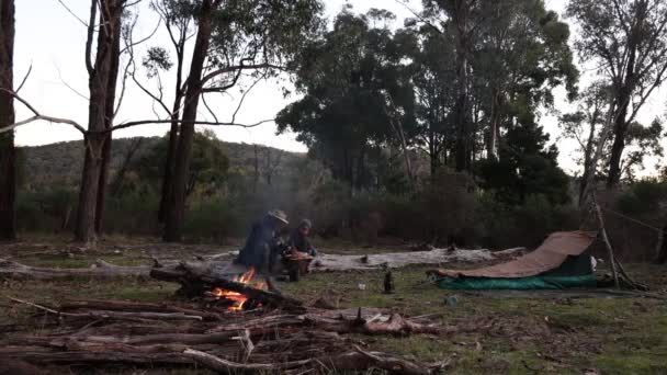 Swagman Sits Fire His Son Eating Stew Australian High Country — Wideo stockowe