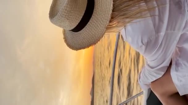 Νεαρή Γυναίκα Απολαμβάνει Ιστιοπλοϊκό Στη Θάλασσα Κατά Διάρκεια Του Ηλιοβασιλέματος — Αρχείο Βίντεο