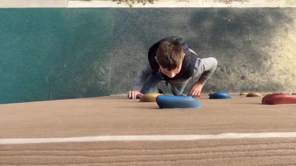 Одиннадцатилетний Взобрался Стену Прямо Над Нами Пляж Бокки — стоковое видео