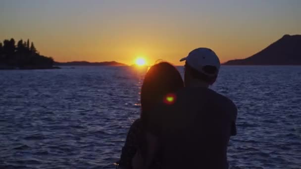 Silhouette Couple Watching Romantic Sunset Setting Ocean Rear Closeup — Stockvideo