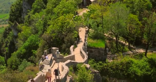Τουρίστες Επισκέπτονται Τους Ιστορικούς Τρεις Πύργους Στην Κορυφή Του Monte — Αρχείο Βίντεο