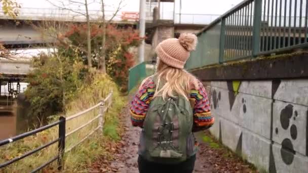 Γυναίκα Που Περπατά Ένα Μικρό Μονοπάτι Ανάμεσα Στους Δρόμους Και — Αρχείο Βίντεο