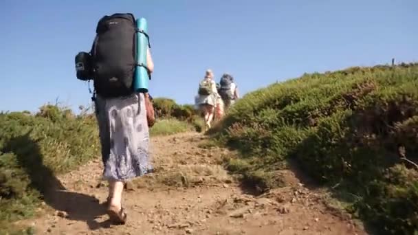Woman Group Walking Hill Big Backpack — Stock video