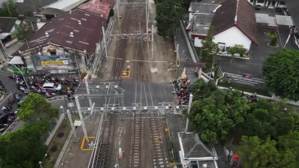 Aerial View Heavy Traffic Passing Railroad Crossing Adjacent Yogyakarta Lempuyangan — Video