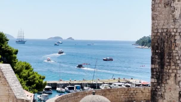 Many Boats Leave Old City Dubrovnik Beautiful Sunny Day — Stockvideo