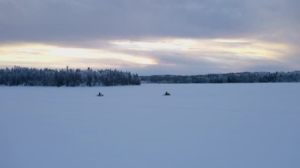 Aerial View Pair Riding Snowmobiles Flat Snowy Nordic Winter Wilderness — 图库视频影像