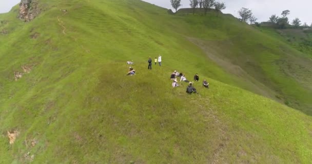 Drone Low Fly People Enjoy Green Mountains 360 Degree Sight — ストック動画