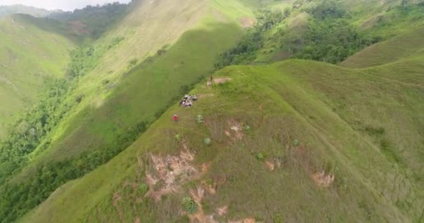 Люди Сидящие Вершине Зеленой Горы Наслаждающиеся Видом После Восхождения Венесуэла — стоковое видео