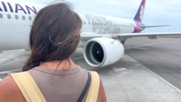 Hispanic Woman Waiting Board Hawaiian Airlines Flight Vacation — Vídeo de Stock