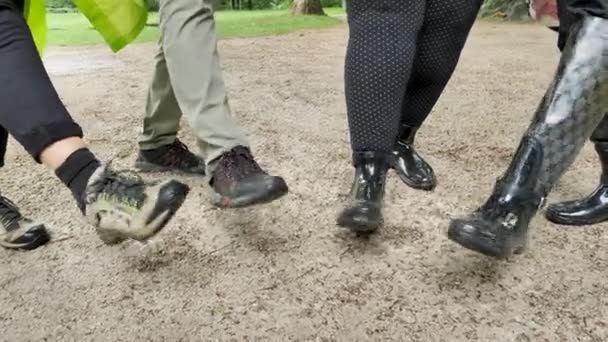 Four Different Women Shoes Walking Rain Mud Hammy Juggling Fun — ストック動画