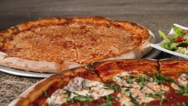 Estrarre Slide Shot Due Grandi Pizze Stile Newyorkese Cheese Margherita — Video Stock