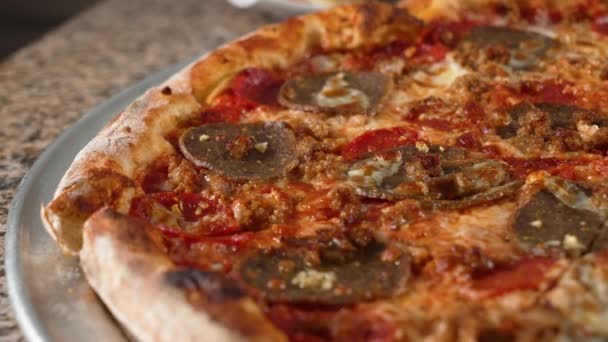 Masitá Pizza Newyorském Stylu Feferonkovými Masovými Kuličkami Klobásami Posuvník Zblízka — Stock video