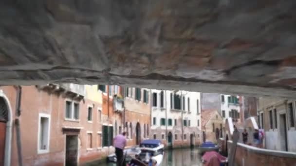 Venedik Tekne Kanolarla Keşfeden Turistler Orta Çekim — Stok video
