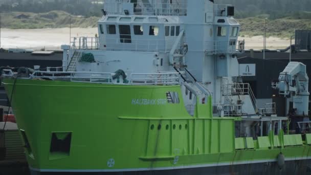 Navio Carga Abastecimento Haltbakk Star Atracado Porto Hirtshals — Vídeo de Stock