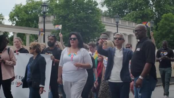 London Mayor Sadiq Khan Marching Pride Parade — Vídeo de stock
