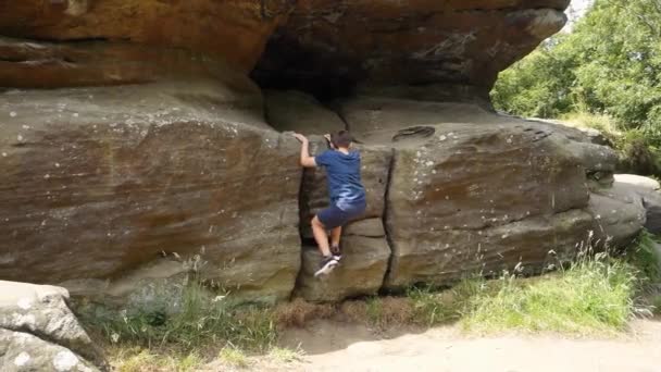 Young Boy Climbing Jumping Rocks Brimham Rocks Once Known Brimham — Αρχείο Βίντεο