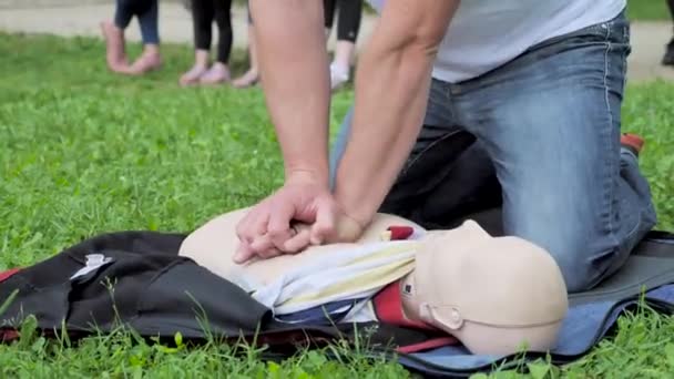 Correct First Aid Cardiopulmonary Resuscitation Presentation Dolly Case Cardiac Arrest — Stock Video