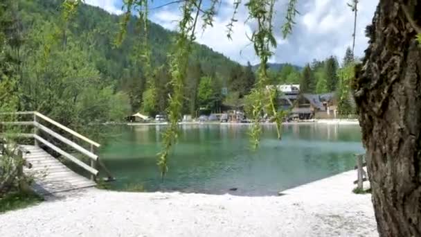 Prachtig Meer Jasna Slovenië Met Natuur Achtergrond Kleine Houten Bruggetjes — Stockvideo