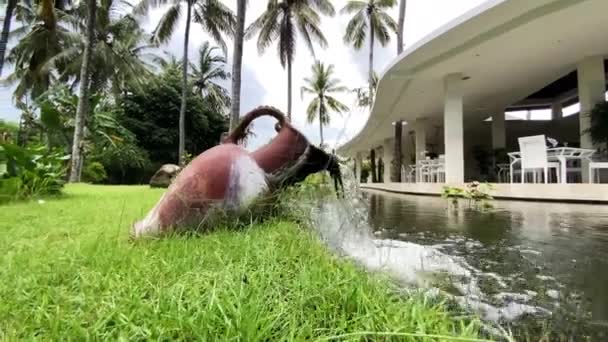 Fuente Agua Forma Jarra Rústica Lujosos Terrenos Del Hotel Resort — Vídeos de Stock