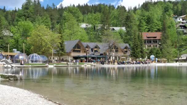 Meer Jasna Slovenië Met Prachtige Houten Huizen Restaurant Buurt Van — Stockvideo