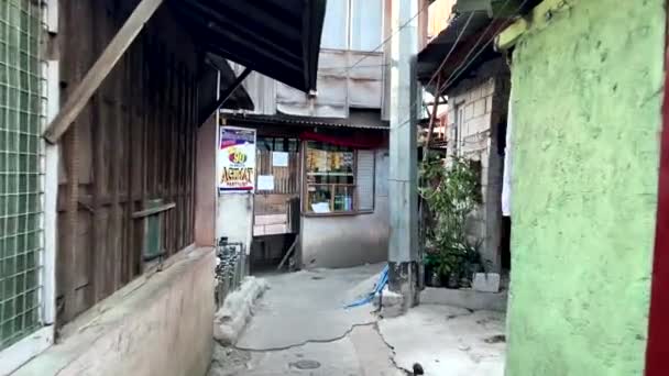 Caminando Por Callejón Angosto Una Comunidad Pobre Urbana Filipinas — Vídeos de Stock