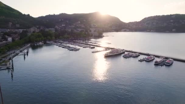 Barcos Atracados Muelle Lago Como Con Sun Flare Atardecer Aérea — Vídeo de stock