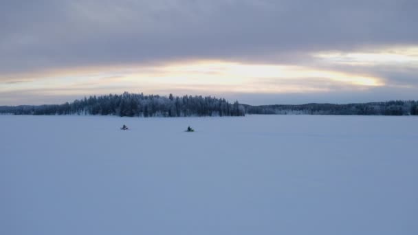 Aerial View Group Snowmobile Friends Racing Snowy Winter Lapland Wilderness — 图库视频影像