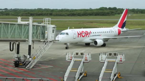 Air France Hop Regional Jet Pulls Forward Jetway Brest Airport — Stock videók