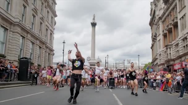 Pride Marchers Dance Street Slow Motion Front Nelsons Column Trafalgar — Vídeo de stock
