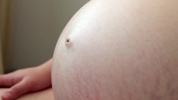 Close Pregnant Woman Belly Third Trimester Static Shot — стоковое видео