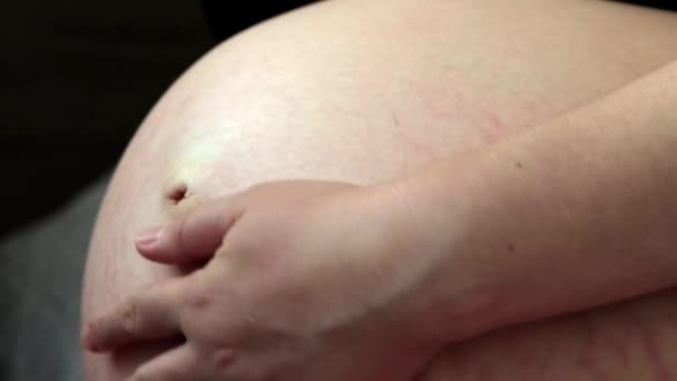 Close Pregnant Woman Lovingly Rubbing Her Belly Dark Background — Stok video