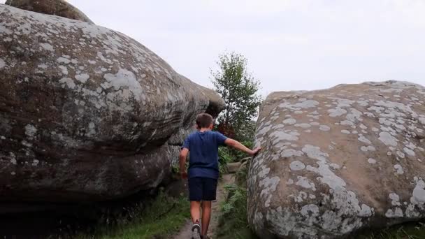 Young Boy Climbing Jumping Rocks Brimham Rocks Once Known Brimham — Vídeo de Stock