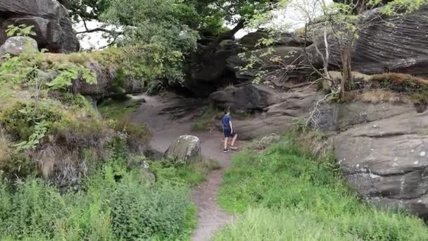 Young Boy Climbing Jumping Rocks Brimham Rocks Once Known Brimham — Vídeo de Stock
