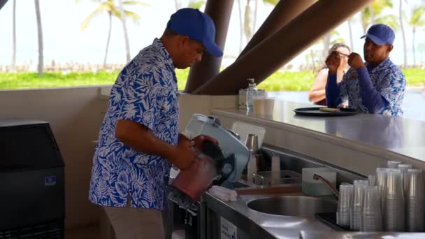 Pool Bar Worker Pours Strawberry Daquiri Vacationer Terrific Service Front — Video