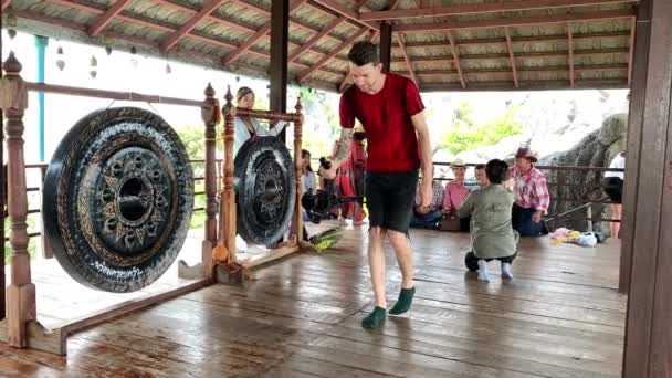 Male Freelancer Filming Gimbal Rotation Shot Wat Chaloem Phra Kiat — Stok video